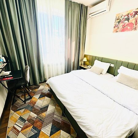 Nava Hotel 耶烈万 外观 照片