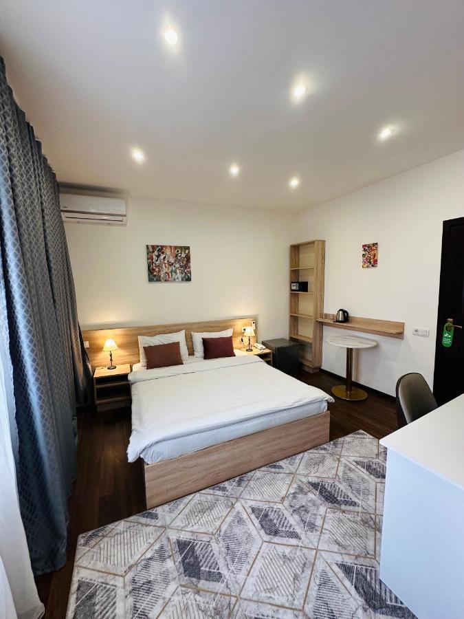 Nava Hotel 耶烈万 外观 照片