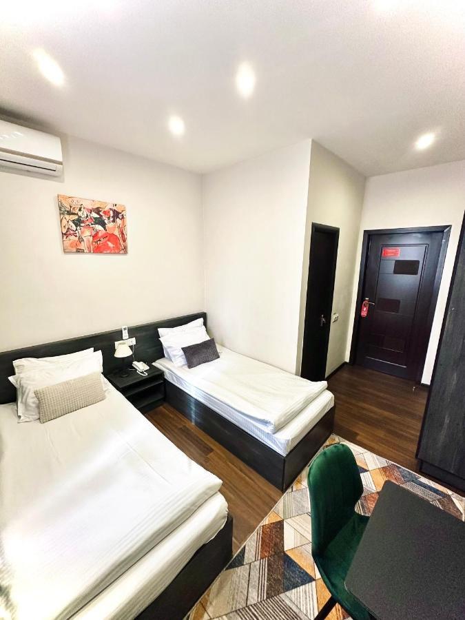 Nava Hotel 耶烈万 外观 照片