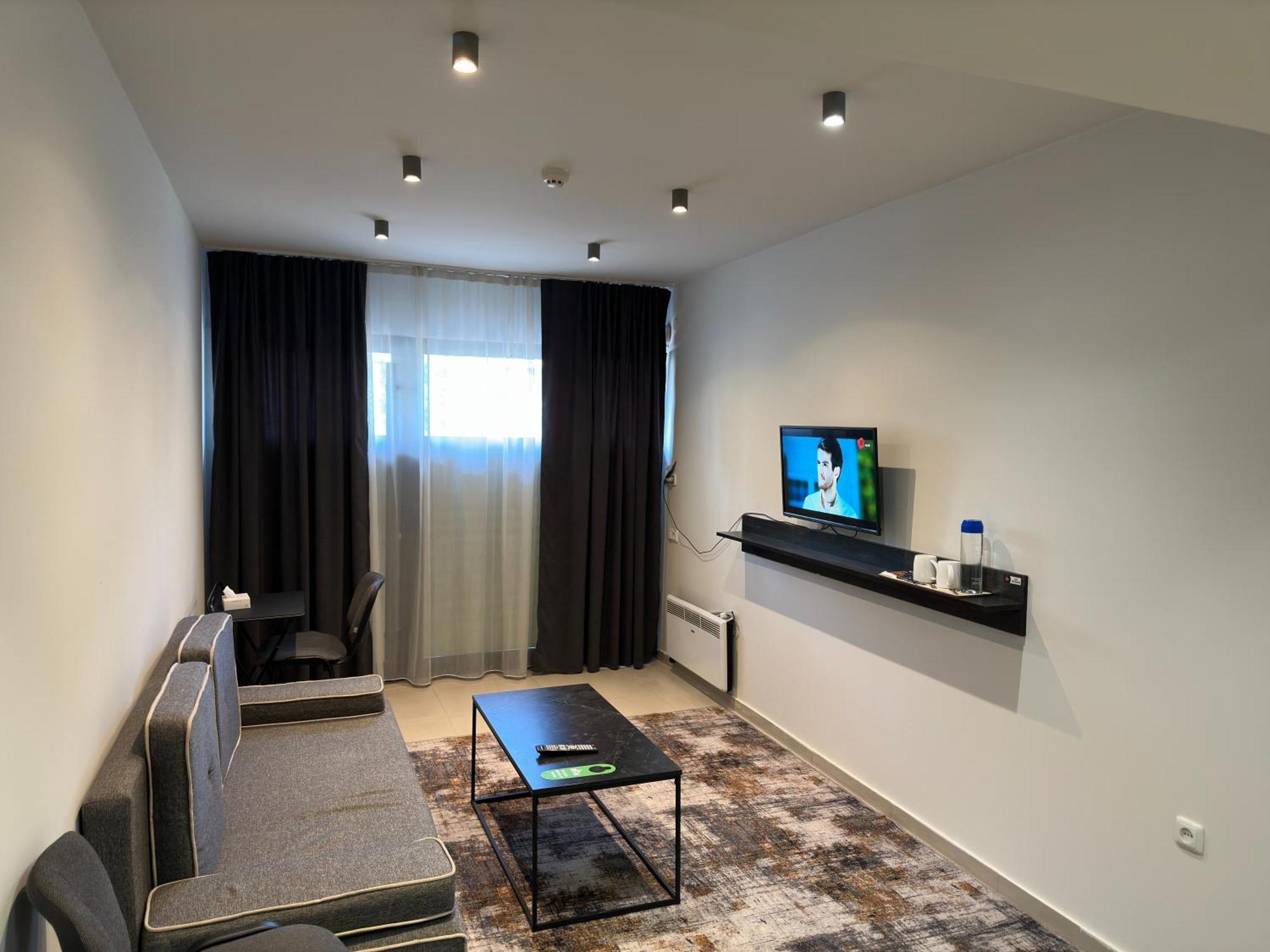 Nava Hotel 耶烈万 外观 照片