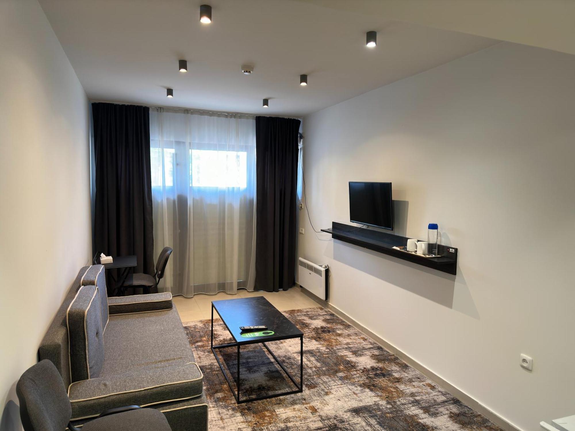 Nava Hotel 耶烈万 外观 照片