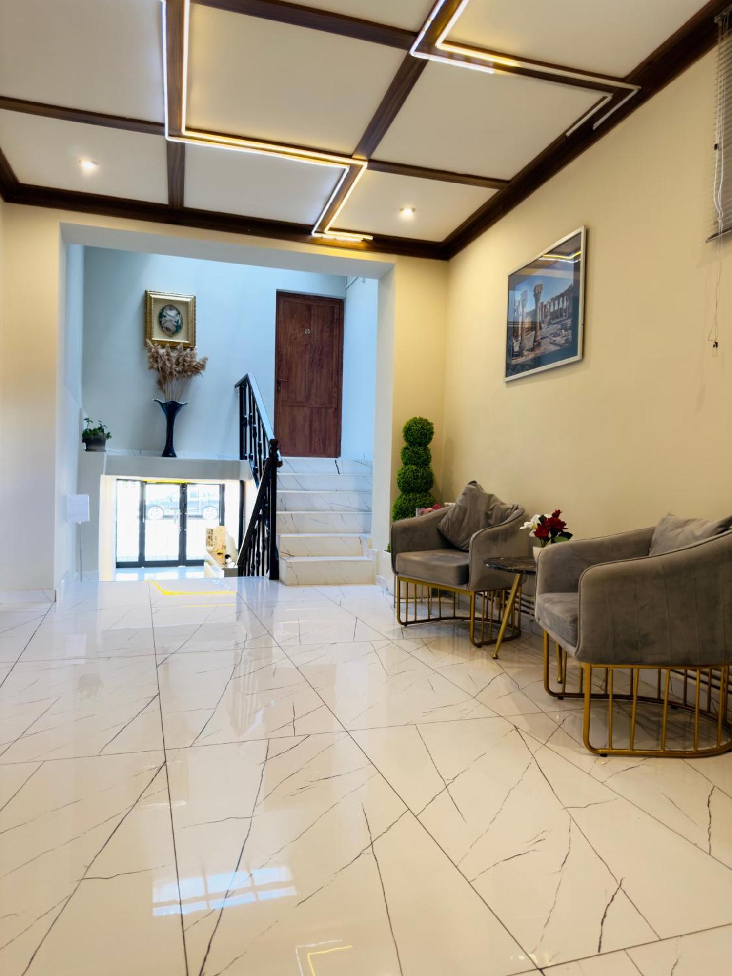 Nava Hotel 耶烈万 外观 照片