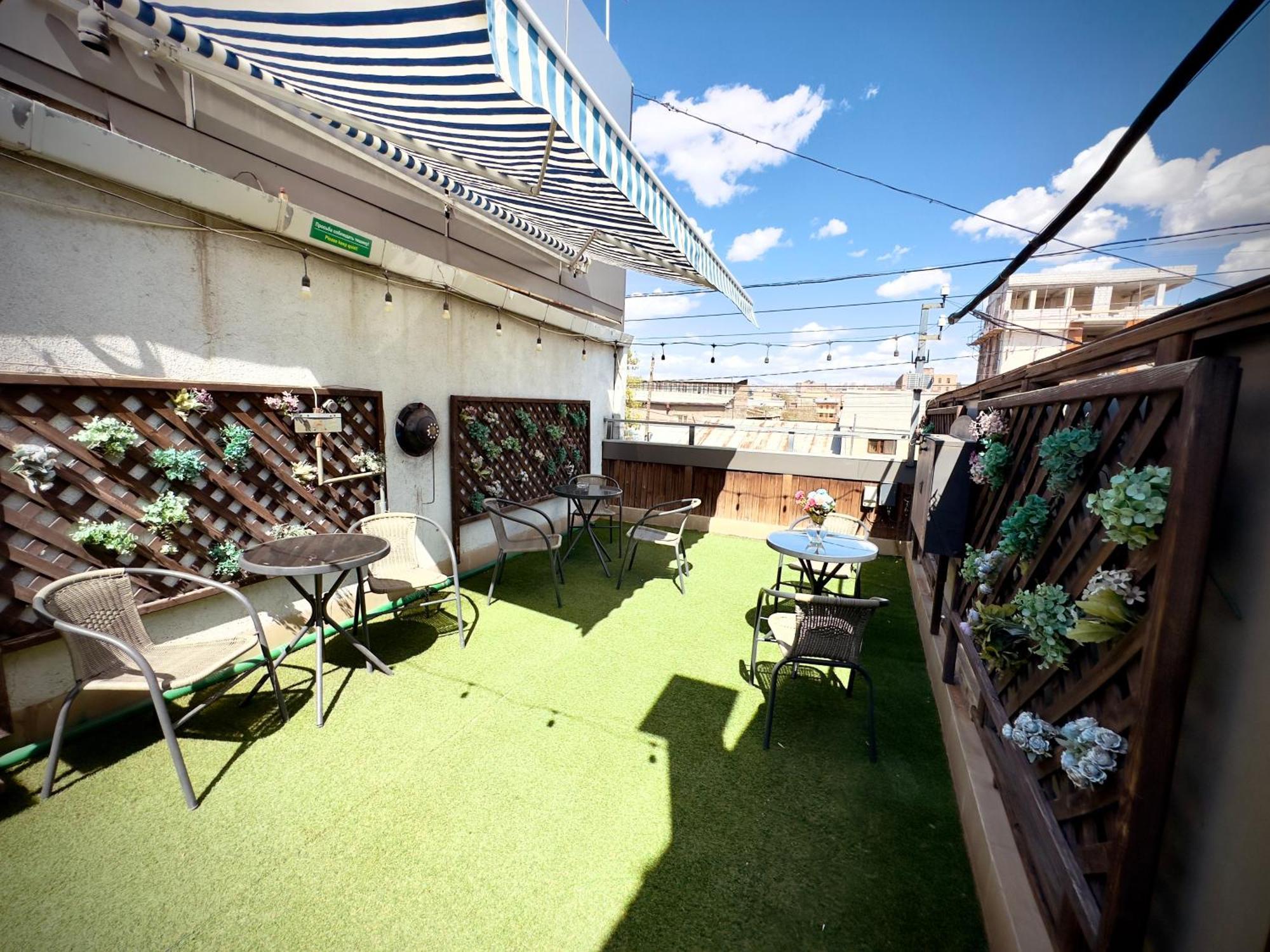 Nava Hotel 耶烈万 外观 照片