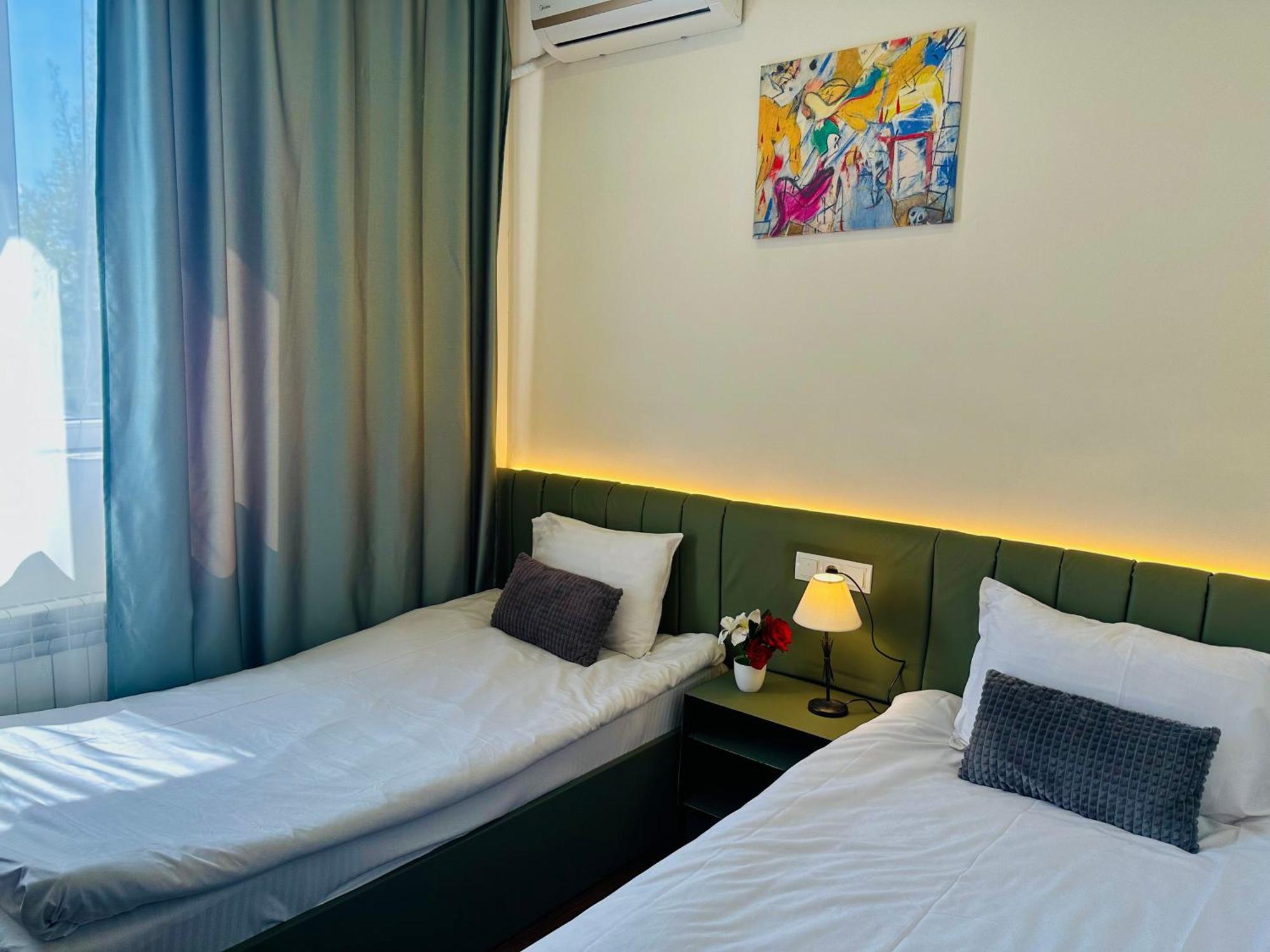 Nava Hotel 耶烈万 外观 照片