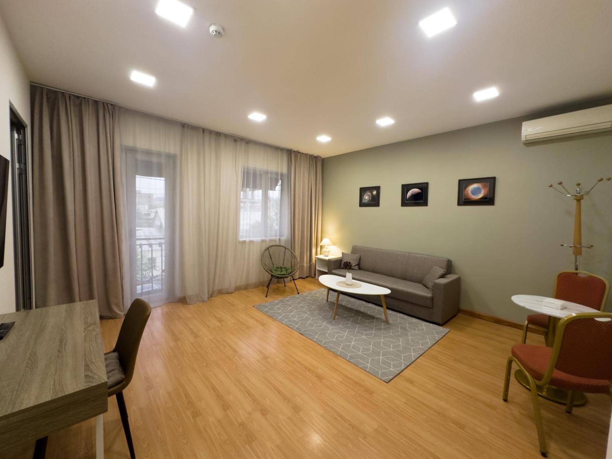 Nava Hotel 耶烈万 外观 照片